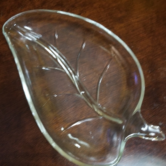 VINTAGE CLEAR GLASS LEAF SHAPED W DIVIDED CENTER PERFECT FOR CANDY/RELISH/VANITY - Picture 5 of 6
